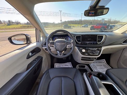 Used 2024 Chrysler Pacifica Touring-L FWD image 22