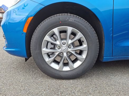 New 2026 Chrysler Pacifica Select AWD/4WD image 4