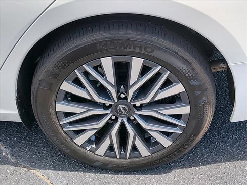 Used 2025 Nissan Altima 2.5 SV FWD image 17