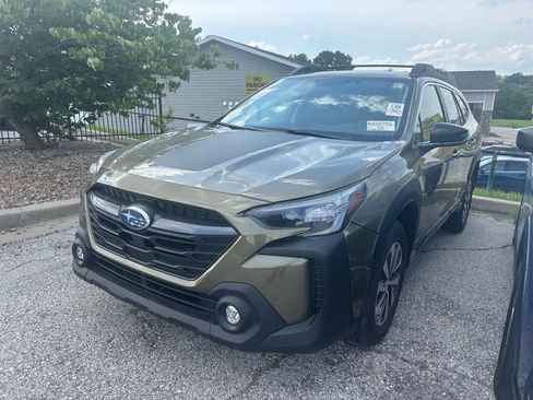 Used 2025 Subaru Outback Premium AWD/4WD image 2