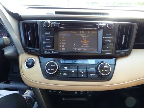 Used 2018 Toyota RAV4 XLE AWD/4WD image 30