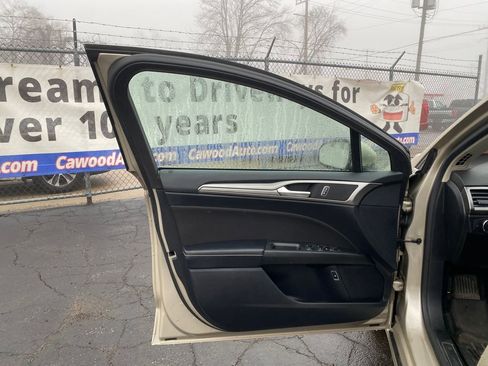 Used 2019 Ford Fusion SE image 11