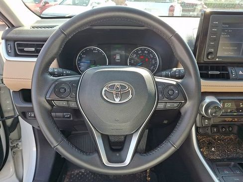 Used 2022 Toyota RAV4 XLE Premium image 17