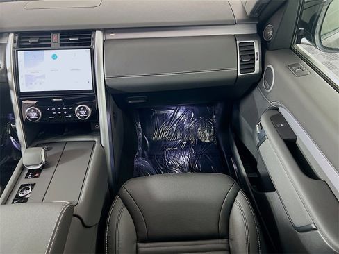 Used 2025 Land Rover Discovery Dynamic SE image 25