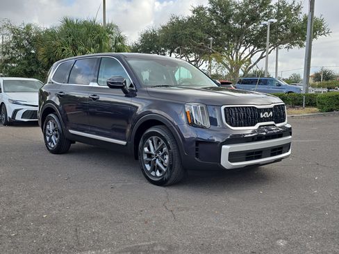 Certified 2025 Kia Telluride LX image 2