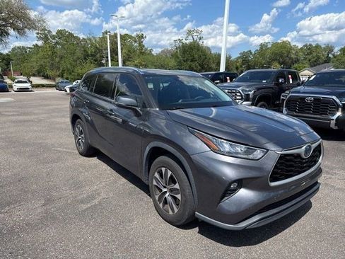 Used 2020 Toyota Highlander XLE image 3