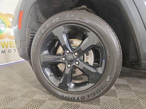 Used 2023 Jeep Grand Cherokee Altitude AWD/4WD image 33