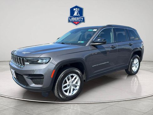 Used 2023 Jeep Grand Cherokee Laredo AWD/4WD image 3