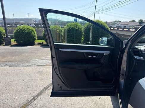 Used 2018 Honda CR-V LX image 9