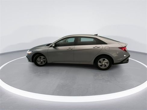 Used 2025 Hyundai Elantra SE w/ Cargo Package image 9