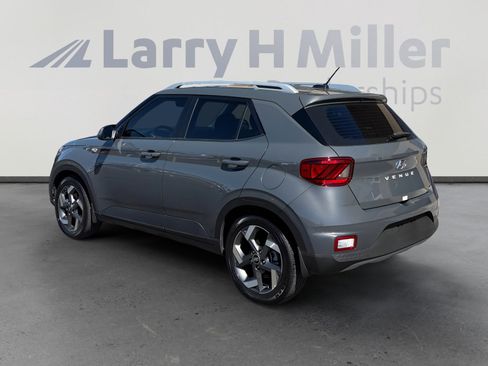 Certified 2025 Hyundai Venue SEL image 3