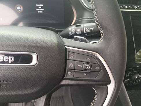 Used 2023 Jeep Grand Cherokee Laredo AWD/4WD image 17
