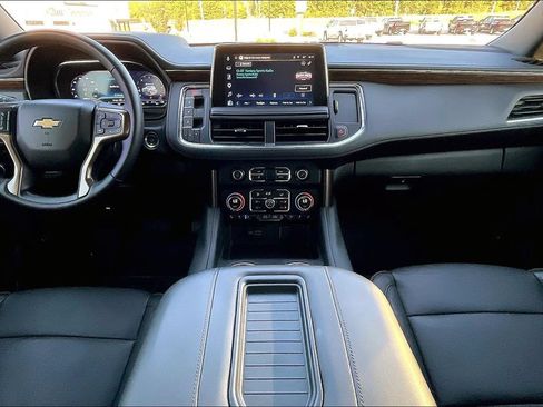 Used 2024 Chevrolet Suburban High Country RWD image 5