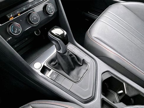 Used 2024 Volkswagen Tiguan SE image 29