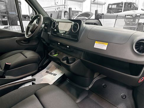 Used 2025 Mercedes-Benz Sprinter 2500 image 28