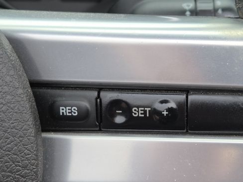 Used 2006 Ford Mustang Convertible RWD image 3
