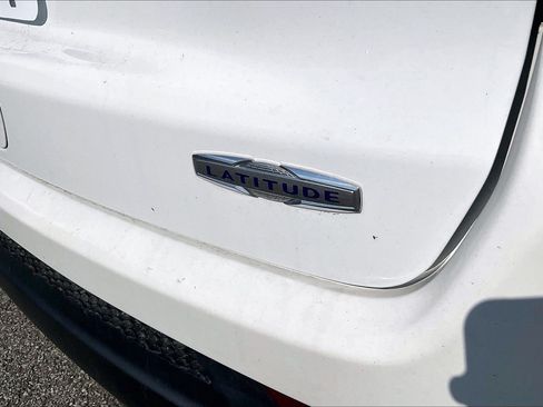 Used 2022 Jeep Compass Latitude w/ Sun and Sound Group FWD image 8