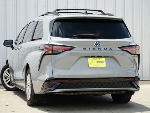 Used 2023 Toyota Sienna XSE image 6
