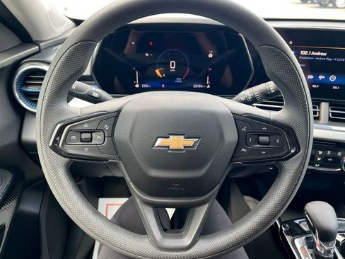 Used 2025 Chevrolet Trax LT FWD image 14