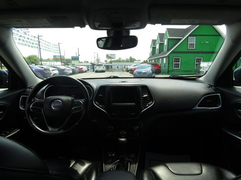 Used 2019 Jeep Cherokee Latitude Plus w/ Comfort/Convenience Group AWD/4WD image 13