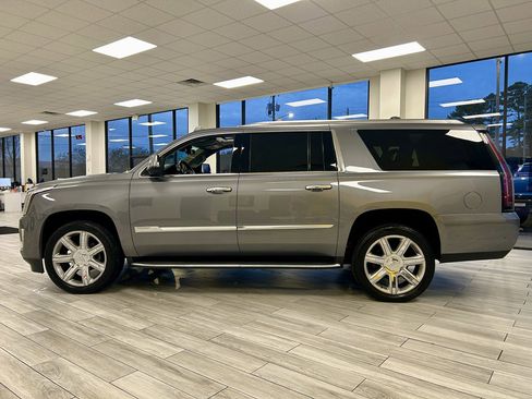 Used 2019 Cadillac Escalade ESV Luxury image 4