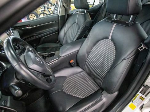 Used 2021 Toyota Camry SE image 4