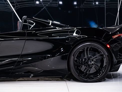 Used 2024 McLaren 750S Spider RWD image 18