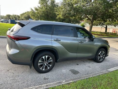 Used 2025 Toyota Highlander XLE FWD image 5