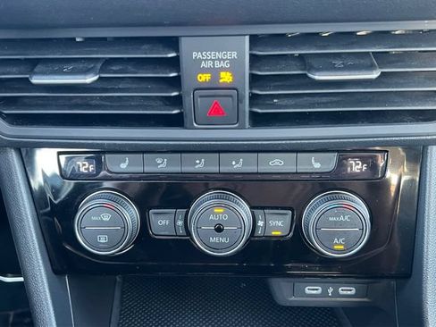 Used 2024 Volkswagen Jetta SE FWD image 4