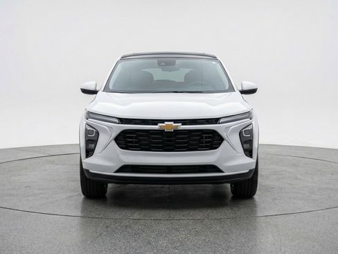 Used 2025 Chevrolet Trax LT w/ LT Convenience Package image 2