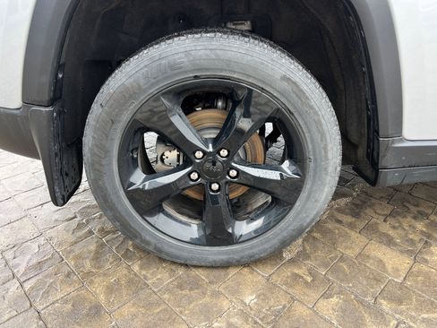 Used 2025 Jeep Grand Cherokee Altitude image 11