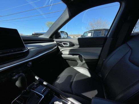 Used 2024 Jeep Compass Limited image 30