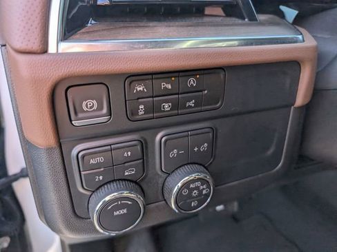 Used 2025 Chevrolet Suburban High Country image 15