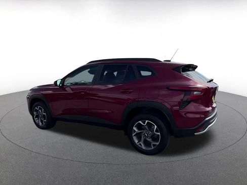 Used 2025 Chevrolet Trax LT FWD image 9