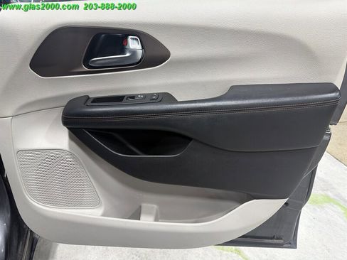 Used 2019 Chrysler Pacifica Touring-L image 26