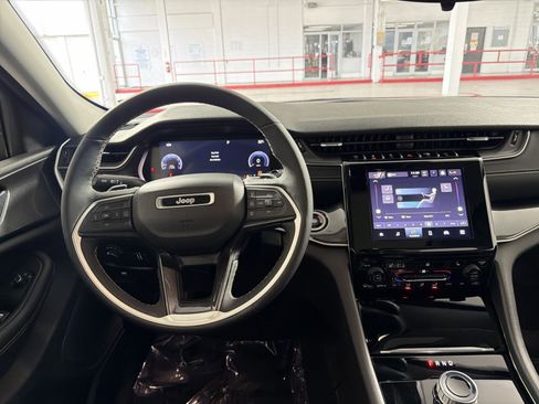 Used 2023 Jeep Grand Cherokee Laredo w/ Luxury Tech Group I image 16