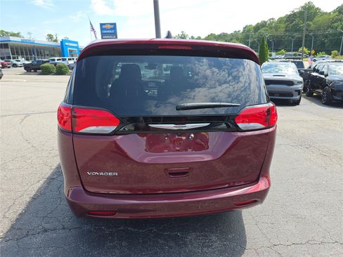Used 2023 Chrysler Voyager LX FWD image 4