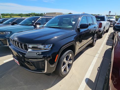 New 2026 Jeep Grand Cherokee L Limited w/ Luxury Tech Group II AWD/4WD image 2