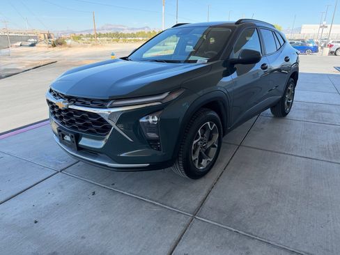 Used 2025 Chevrolet Trax LT image 7