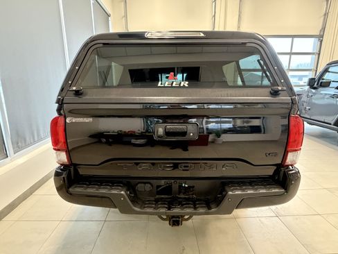 Used 2019 Toyota Tacoma TRD Off-Road w/ Technology Package image 2