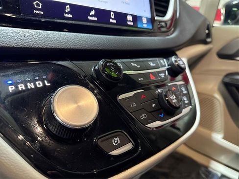 Used 2024 Chrysler Pacifica Touring-L image 33