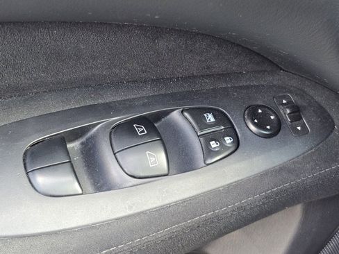 Used 2016 Nissan Pathfinder SV AWD/4WD image 15