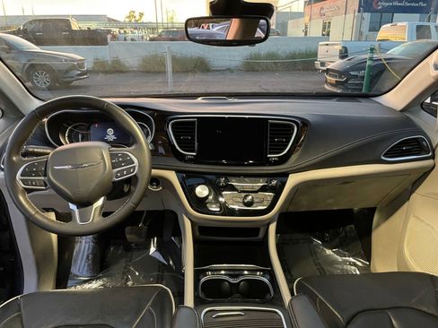 Used 2023 Chrysler Pacifica Limited image 34