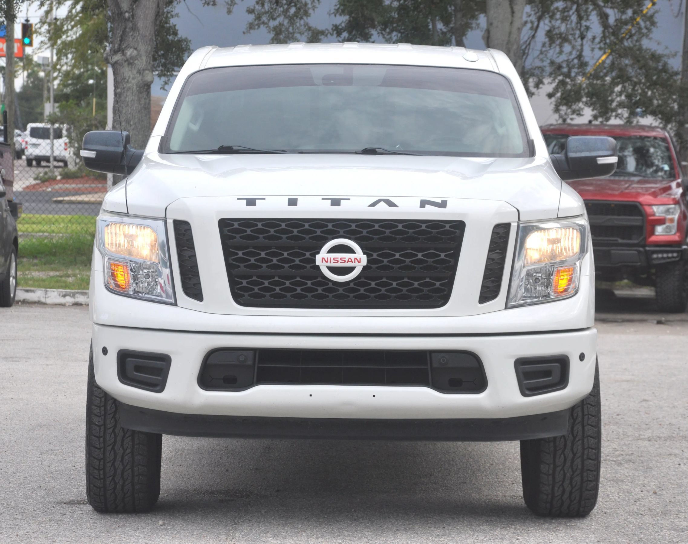 Used 2018 Nissan Titan SV w/ SV Convenience Package RWD image 8