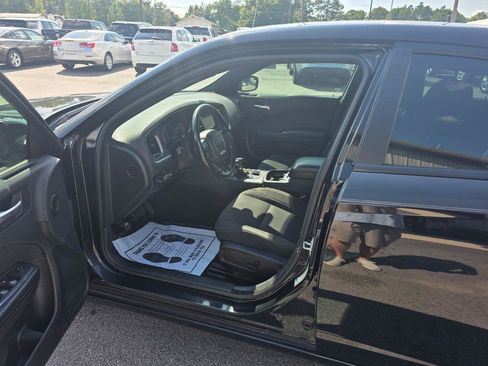 Used 2020 Dodge Charger SXT RWD image 5