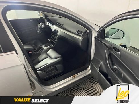 Used 2010 Volkswagen Passat Komfort FWD image 12