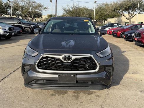 Certified 2022 Toyota Highlander L image 2