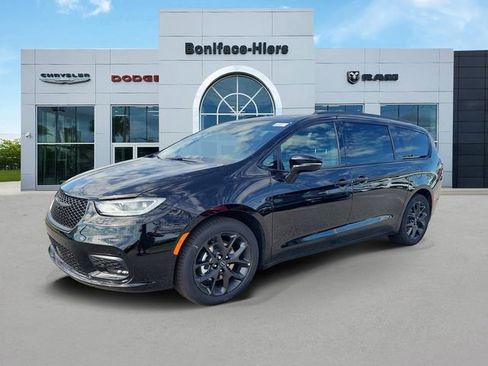 New 2026 Chrysler Pacifica Select w/ S Appearance Package image 2