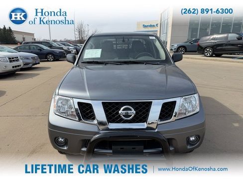 Used 2019 Nissan Frontier SV image 2