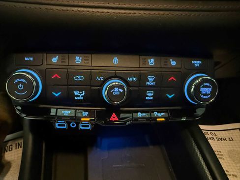 Certified 2022 Dodge Durango R/T w/ Blacktop Package AWD/4WD image 35